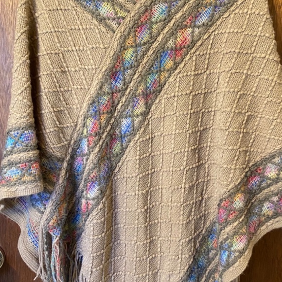 Fringe poncho - Picture 9 of 16